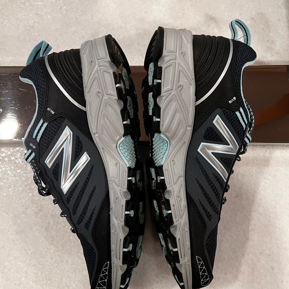 New Balance Women's Lonoko All Terrain Trail Sneakers Size 9 - Picture 7 of 8